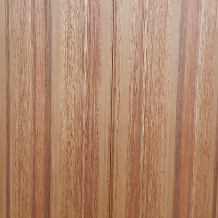 Madera roja de madera dura.