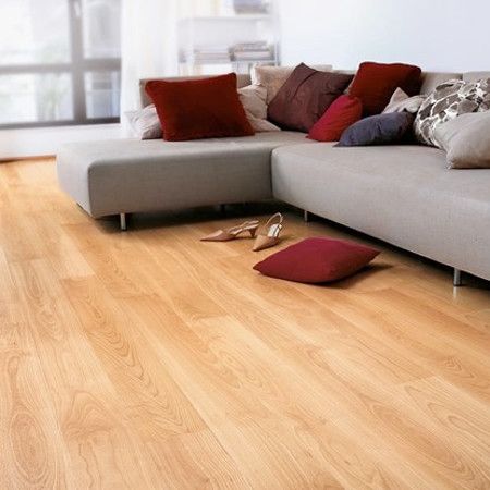 Sala de estar con piso de madera de haya, piso de madera de ingeniería.