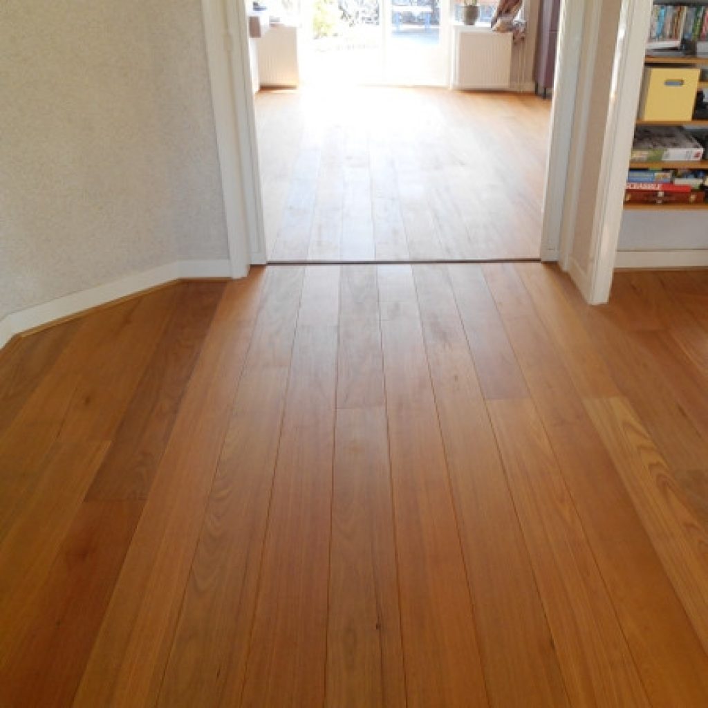 Pasillo de suelo de madera de Tauari