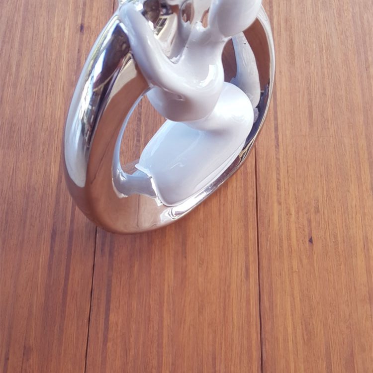 Escultura sobre suelo de roble FINE LINE
